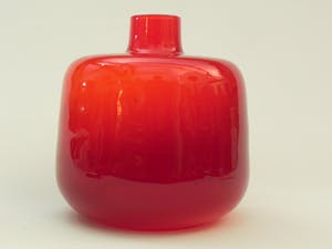 Niet of onleesbaar gesigneerd - W.J.Rozendaal- Rode glazen vaas met smalle opening kopen? Bied vanaf 1!