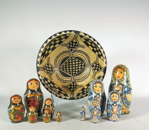 Niet of onleesbaar gesigneerd - Aardewerk en hout, Lot van Marokkaanse schaal en matroesjka's kopen? Bied vanaf 1!