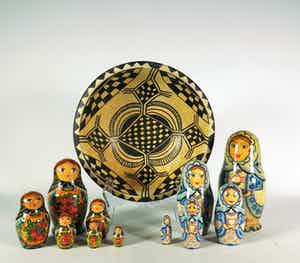 Niet of onleesbaar gesigneerd - Aardewerk en hout, Lot van Marokkaanse schaal en matroesjka's verkocht voor € 1!