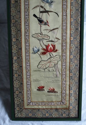 Niet of onleesbaar gesigneerd - Textielkunst , Japan , Oosterse voorstelling met vogel – ingelijst kopen? Bied vanaf 1!