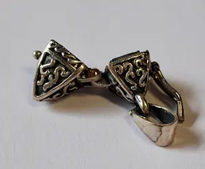 AcheterVintage zilveren Nieuw mooi bewerkt gedenksieraad in markiesvorm.? Enchérissez de 25!