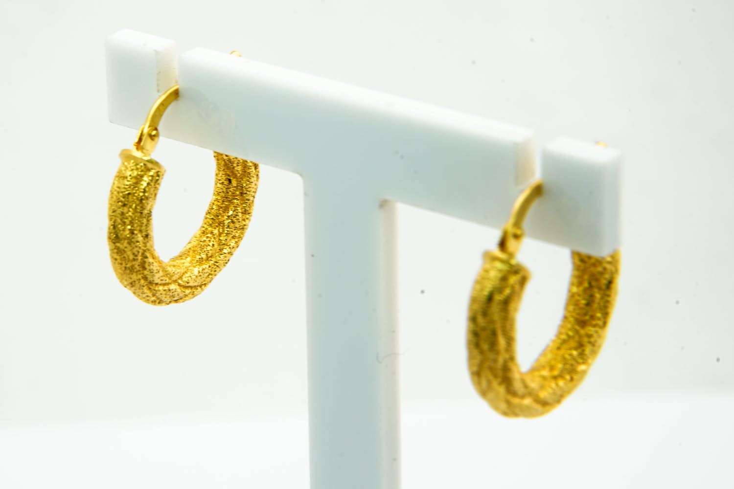 14 - Elegant paar (zo goed als nieuwe) geel-gouden & geruwde 18 Krt oorclips kopen? Bied vanaf 100!