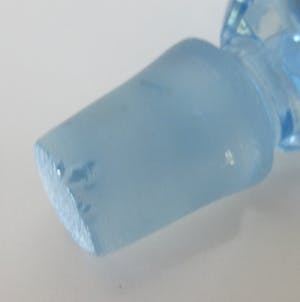 Niet of onleesbaar gesigneerd - Blauw persglazen art deco likeurkarafje en drie glaasjes kopen? Bied vanaf 1!