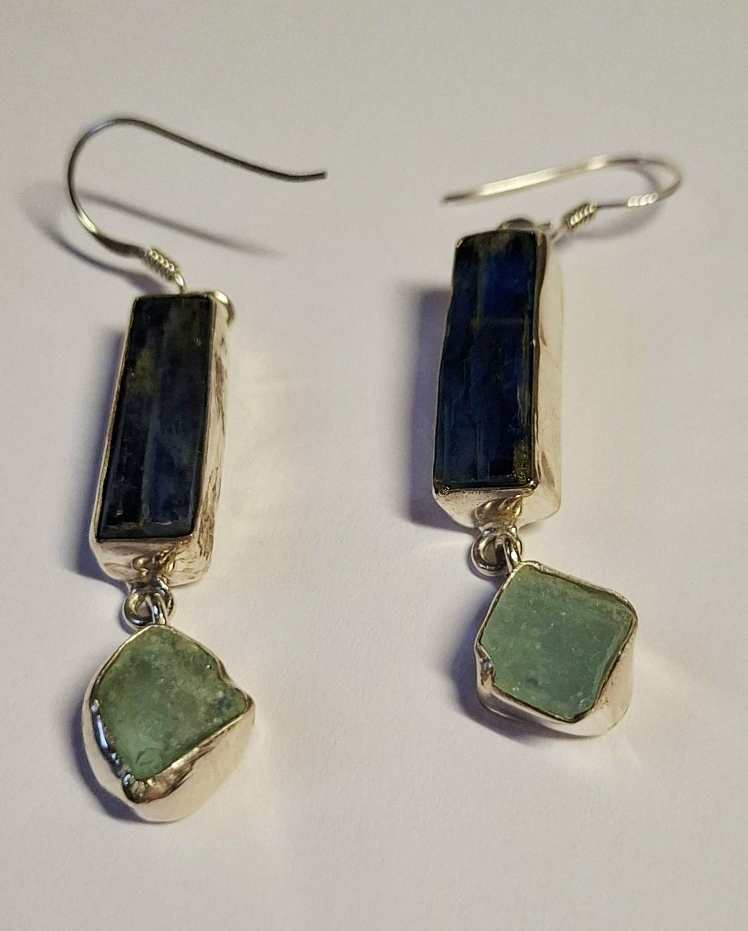 Nieuwe zilveren oorbellen met ruwe saffieren en ruwe Aquamarijn kopen? Bied vanaf 60!