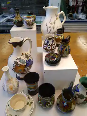 Plateelbakkerij Zuid-Holland - Lot met diverse keramische voorwerpen, kannen, vaasjes, etc. vendu pour 50€ !