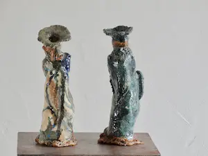 Couzijn van Leeuwen - 2 keramisch geglazuurde chinese beeldjes kopen? Bied vanaf 400!