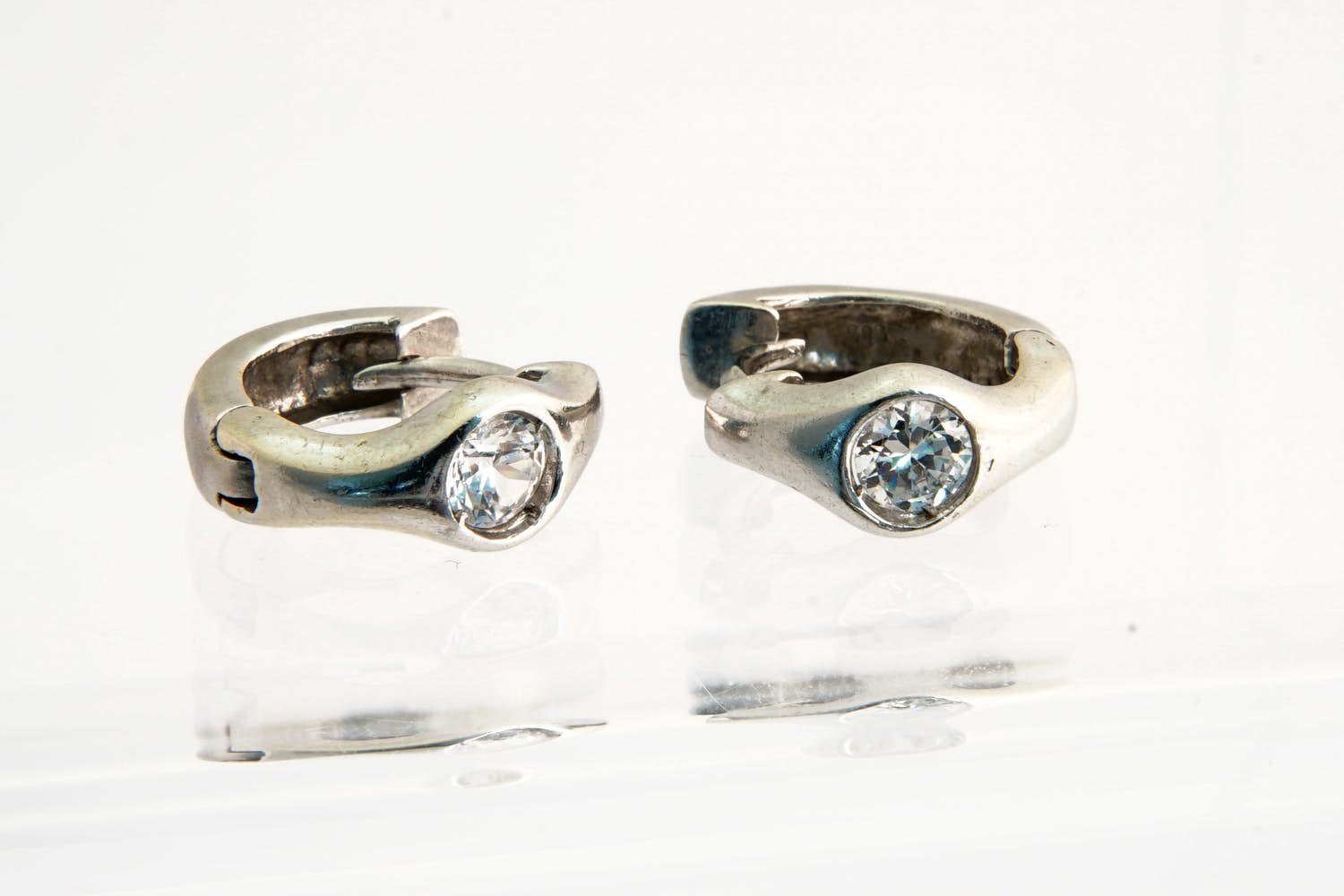 NV(153)- 1 paar 14krt witgouden oorringen - grote Zirkoon - gefaseerd afgewerkt kopen? Bied vanaf 170!