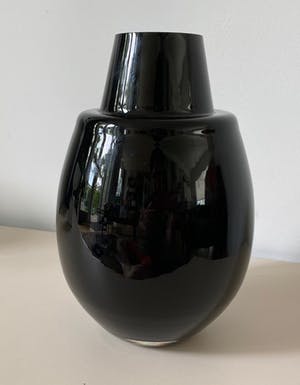 Niet of onleesbaar gesigneerd - Art deco dikwandige zwartglazen vaas kopen? Bied vanaf 1!