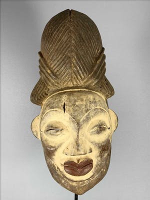 Punu - Tribal used Old African female mask from the Punu - Gabon. kopen? Bied vanaf 35!
