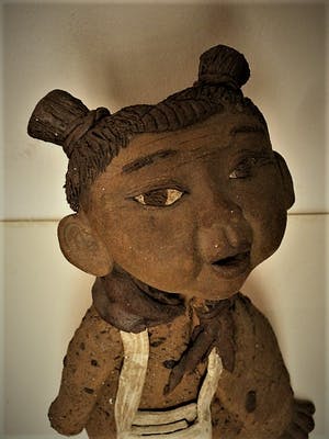 Niet of onleesbaar gesigneerd - Groot Chinees Henan Xinxiang aardewerk beeld "Meisje met tas" gesigneerd kopen? Bied vanaf 1!