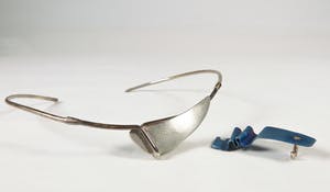 Huub Mikx - Zilveren spang-collier met wisselplaatjes kopen? Bied vanaf 1!