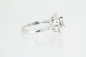 43 - Exclusieve 18 Krt wit-gouden fantasie ring met totaal 1.15 ct diamant. kopen? Bied vanaf 660!