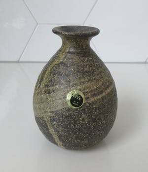 Niet of onleesbaar gesigneerd - 5. Marui Japans Shigaraki aardewerk vaasje met ruw bruine en zandkleurig glazuur kopen? Bied vanaf 1!