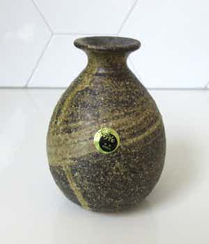 Niet of onleesbaar gesigneerd - 5. Marui Japans Shigaraki aardewerk vaasje met ruw bruine en zandkleurig glazuur verkocht voor € 1!