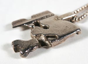 Ton van den Hout - Lot zilver (925) - Twee colliers met hangers en een lepel kopen? Bied vanaf 100!