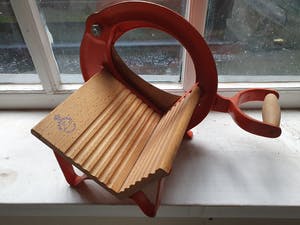 Niet of onleesbaar gesigneerd - Raadvad broodsnijder naar ontwerp van Ove Larssen kopen? Bied vanaf 1!