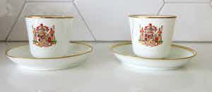 Niet of onleesbaar gesigneerd - Twee 19e eeuwse eierschaal porseleinen kop- en schotels met een handbeschilderde verkocht voor € 1!