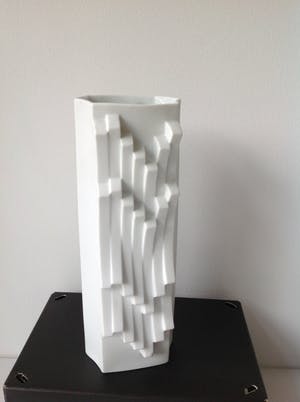 Hutschenreuther - Grote Reliëfvaas (h 30 cm) uit de serie Archais ontwerp Heinrich Fuchs kopen? Bied vanaf 75!