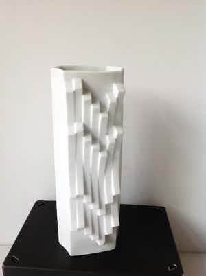 Hutschenreuther - Grote Reliëfvaas (h 30 cm) uit de serie Archais ontwerp Heinrich Fuchs verkocht voor € 75!