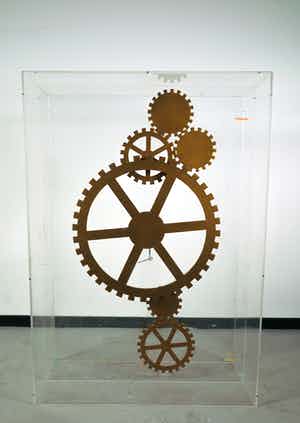 Assemblage van tandwielen in plexiglazen kast (groot) verkocht voor € 1!