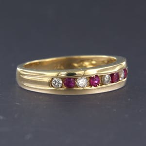 18K Goud - geelgouden ring bezet met diamant en robijn - ringmaat 16.5 (52) kopen? Bied vanaf 280!