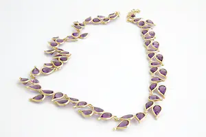 194- Fraai vormgegeven 18 krt gouden "blad / druppel" halssieraad met amethist kopen? Bied vanaf 430!