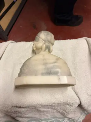 Gustave Van Vaerenbergh - Jonge dame met muts (marmer) - 1915 kopen? Bied vanaf 150!