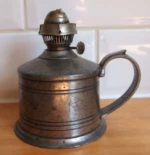 Niet of onleesbaar gesigneerd - Antieke 19e eeuwse tinnen olielamp verkocht voor € 1!