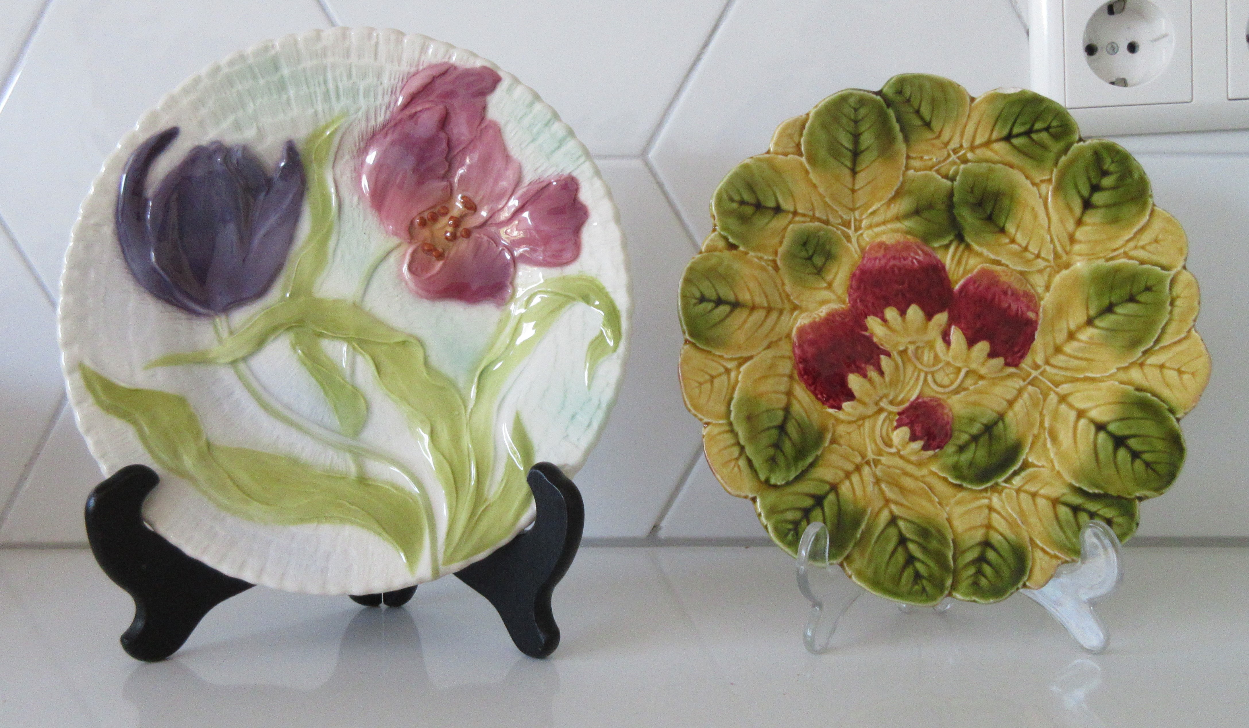 Niet of onleesbaar gesigneerd - Sarreguemimes & St. Clement - Twee Barbotine Majolica sierborden verkocht voor € 1!