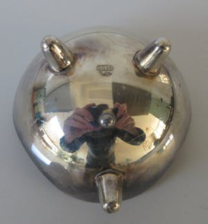 Niet of onleesbaar gesigneerd - Fifties verzilverde kaarsenhouder op voetjes kopen? Bied vanaf 10!