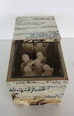 Ida De Roy - Paul Beckers, en anderen! 7 kunstwerken in houten kistjes in diverse technieken kopen? Bied vanaf 350!