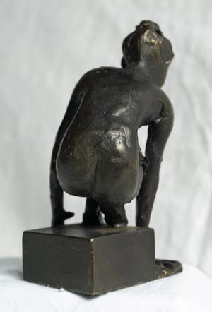 Niet of onleesbaar gesigneerd - Bronzen beeldje , “Meisje aan het water“ kopen? Bied vanaf 1!