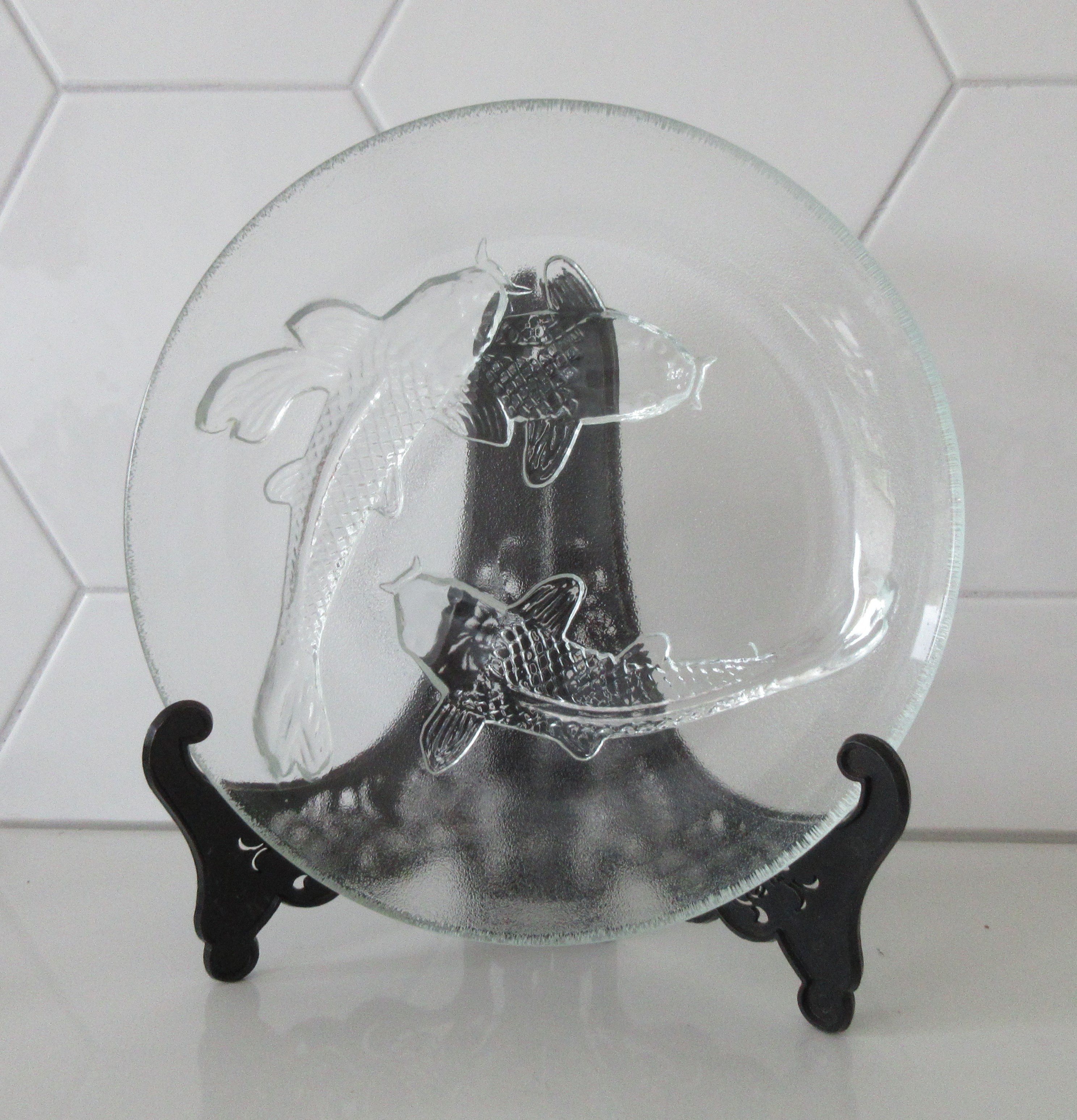 Niet of onleesbaar gesigneerd - Persglazen sierbord met drie zwemmende karpers kopen? Bied vanaf 1!