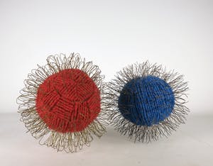 Niet of onleesbaar gesigneerd - Lot van twee textiele bollen met metalen haartjes kopen? Bied vanaf 1!