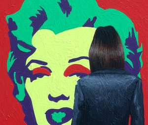 Gerard Boersma - Marilyn Purple (Vrouw kijkend naar portret Marilyn Monroe van Andy Warhol) kopen? Bied vanaf 75!