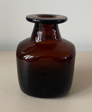 Niet of onleesbaar gesigneerd - Bruin glazen Flesvaasje ontwerp Erik Hoglund kopen? Bied vanaf 1!