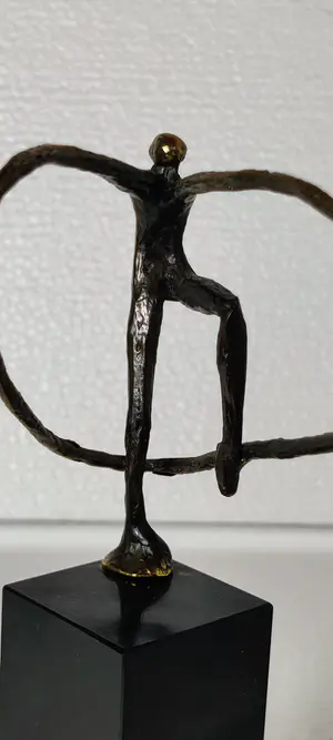 Niet of onleesbaar gesigneerd - Een prachtige bronzen beeldje gymnaste kopen? Bied vanaf 1!