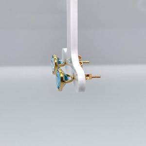 18kt gouden handgemaakte oorstekers met topaas. 1,56gr kopen? Bied vanaf 95!