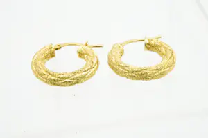 14 - Elegant paar (zo goed als nieuwe) geel-gouden & geruwde 18 Krt oorclips kopen? Bied vanaf 100!