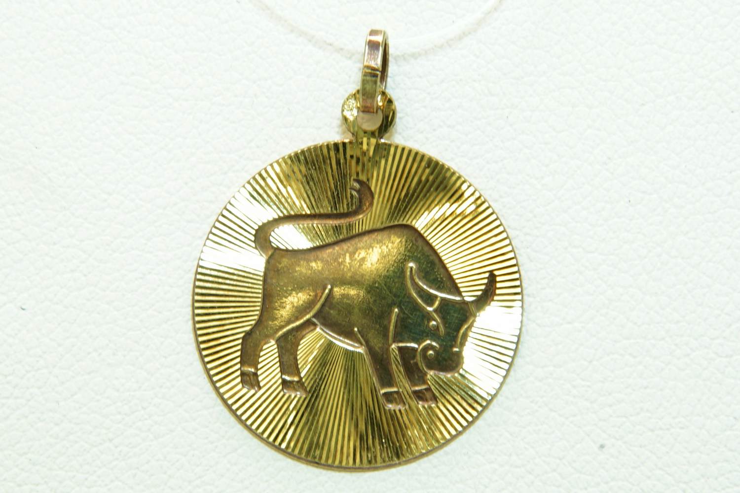 66 - 14 karaats geelgouden vintage zodiac hanger met afbeelding Stier verkocht voor € 80!