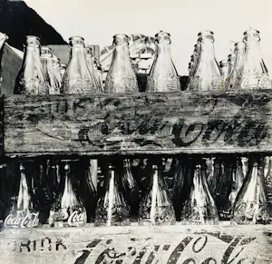 AcheterNiet of onleesbaar gesigneerd - Lot van 6 vintage foto's o.a. Coca Cola? Enchérissez de 10!