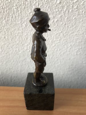 Julius Schmidt- Felling - Bronzen beeldje jongen met sigaret. kopen? Bied vanaf 25!