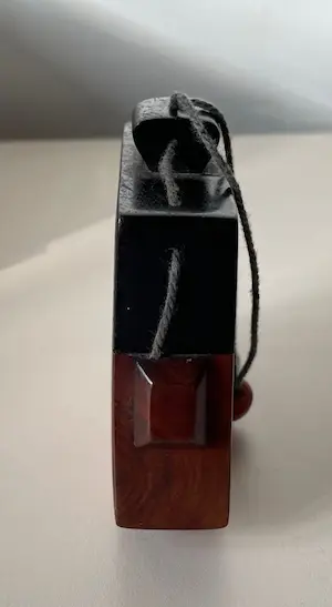 Niet of onleesbaar gesigneerd - Antieke handgesneden houten "Tongal" Sumba Tabaksdoos\portemonnee uit Indonesië kopen? Bied vanaf 1!