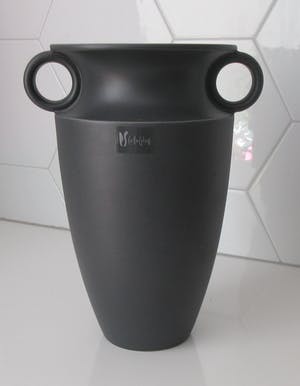 Niet of onleesbaar gesigneerd - Antraciete moderne keramische design amfoor vaas kopen? Bied vanaf 10!