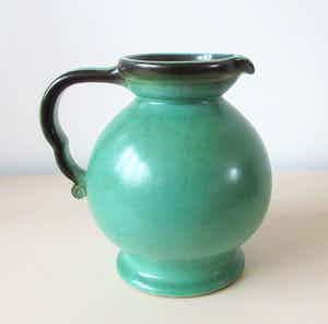 Art Deco aardewerk kan met bronsgroen glazuur model 3022 verkocht voor € 1!