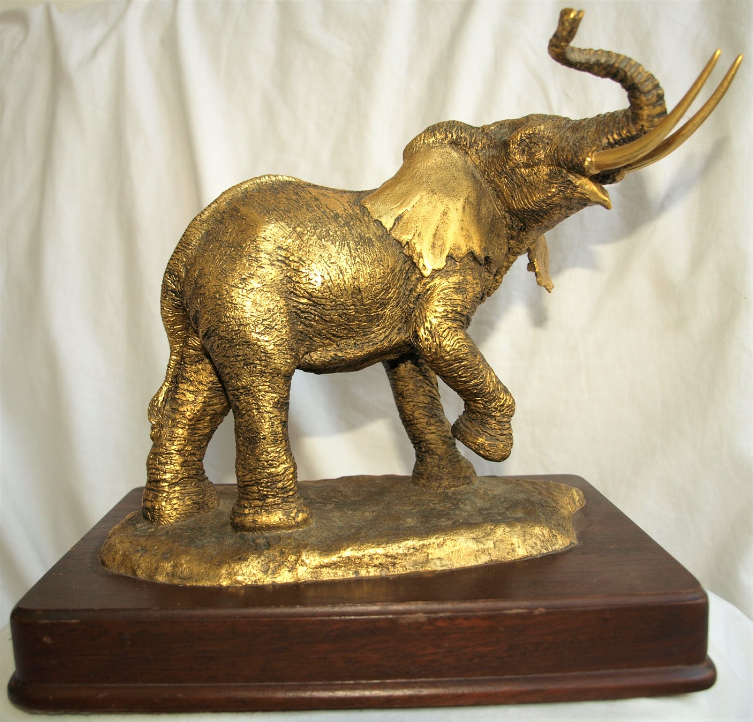 80年代 ビンテージ アンソニー・ジョーンズ ゴールデンエレファント ブロンズ像 Anthony J. Jones - Bronzen beeld , The Golden Elephant – op houten
