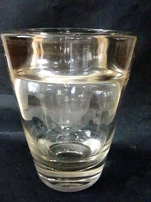 Royal Leerdam - glasvaas naar ontwerp van AD Copier verkocht voor € 35!