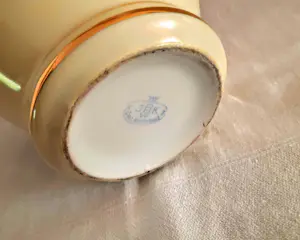 AcheterDW Karlsbader Porzellan - Vase Josef Kuba JKW Dekor Karlsbad handbemalt Galante Szene 40er Jahre? Enchérissez de 85!