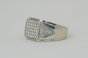 2516 - Opvallende diamanten Fantasiering- 18karaats witgoud - ca 1.00ct briljant kopen? Bied vanaf 640!