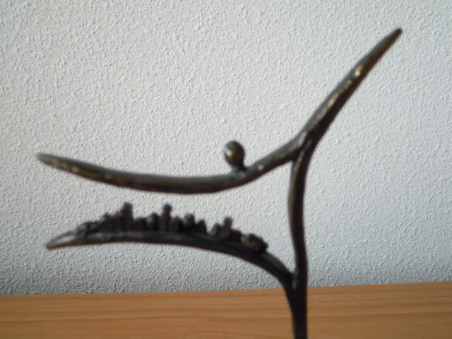 Corry Ammerlaan - Prachtig bronzen beeldje van persoon die waakt over de stad. kopen? Bied vanaf 25!